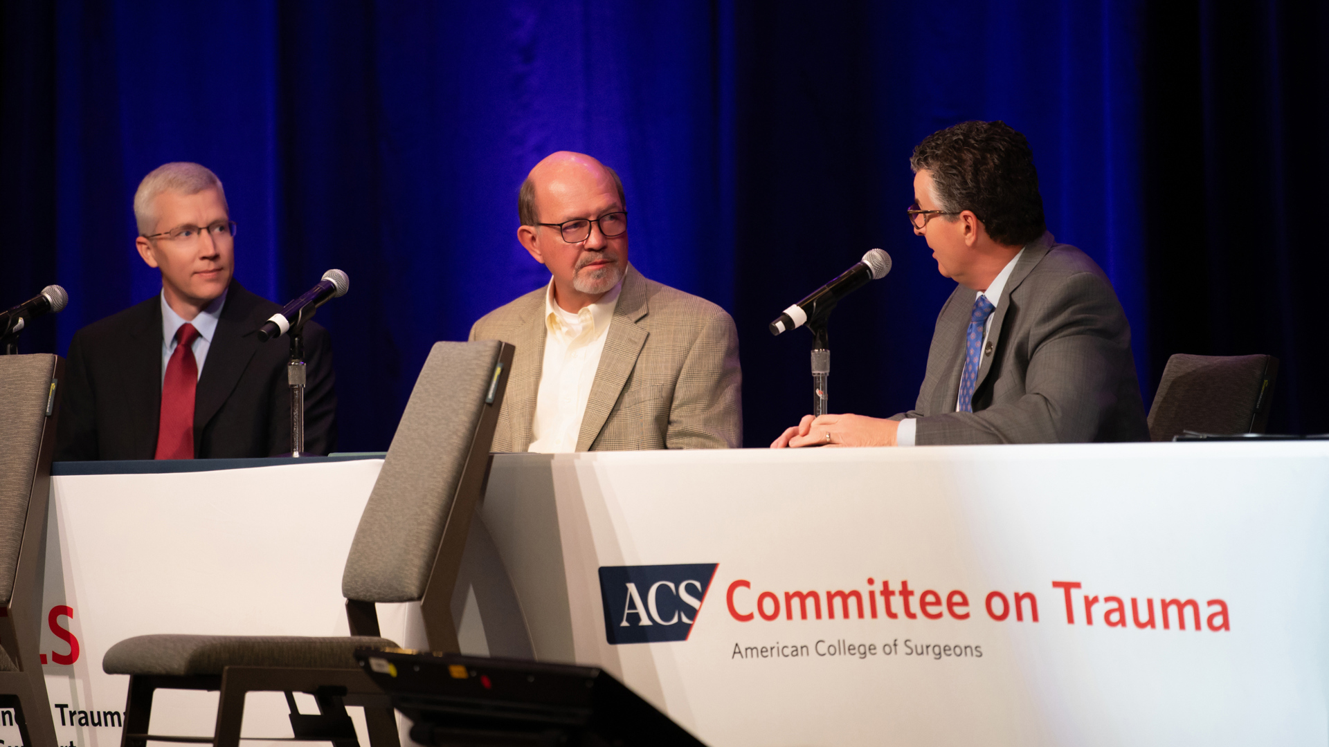 3garry-taylor-keynote-with-surgeon.jpg