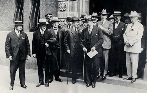 Photograph of surgeons leaving hotel in Oslo