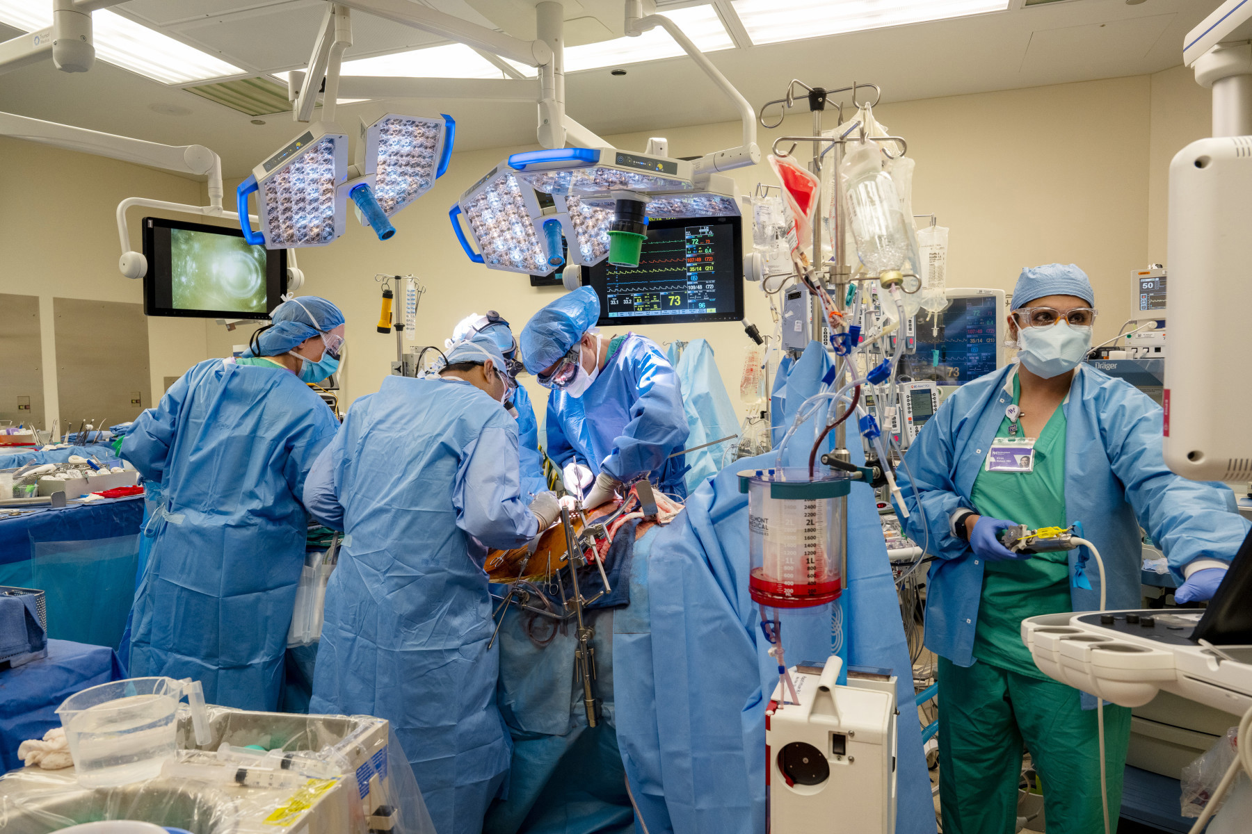 ACS Fellows Perform US-First Quadruple Organ Transplant Involving Retransplanted Lungs