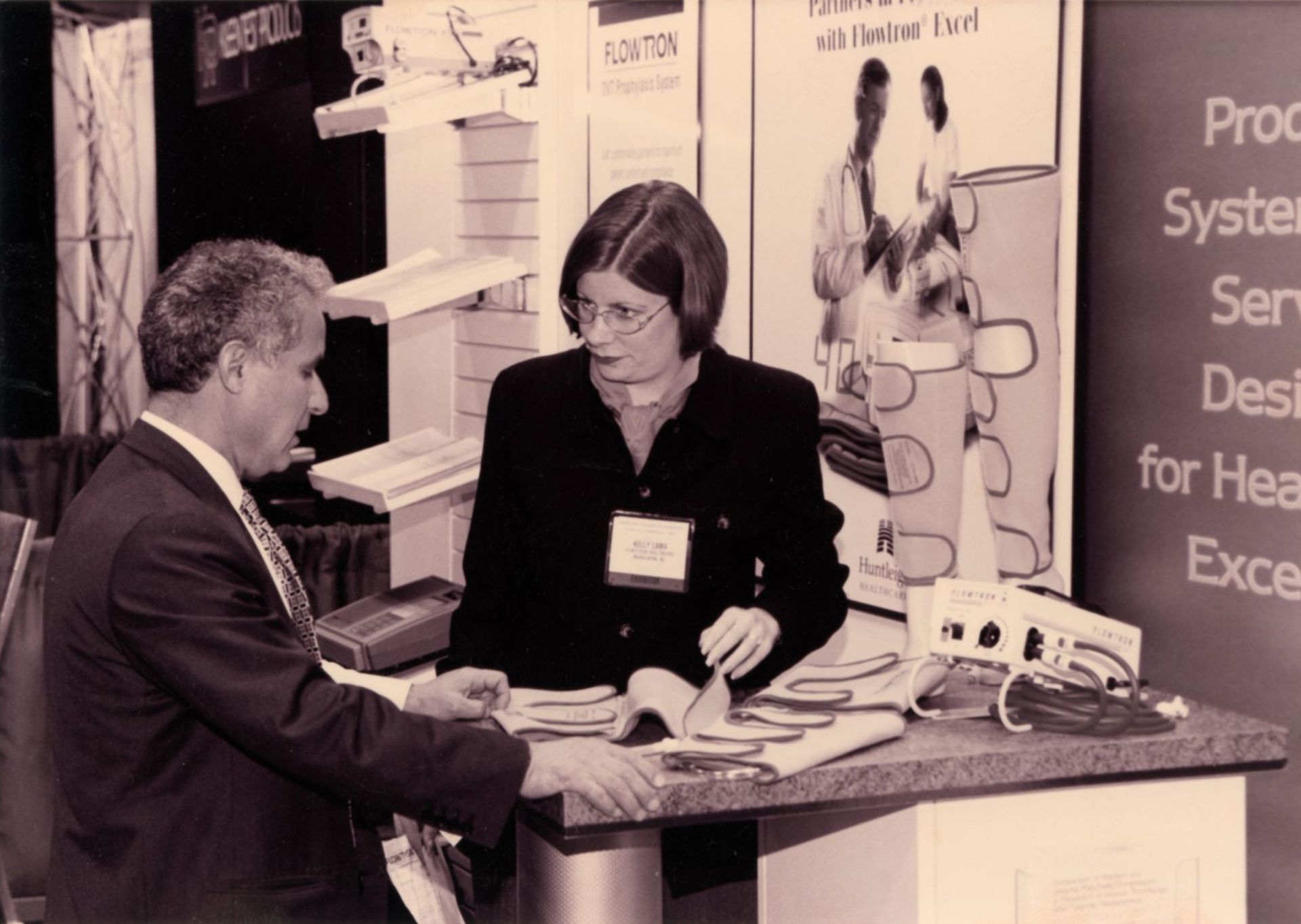 exhibitor-and-attendee-in-discussion.jpg (1)