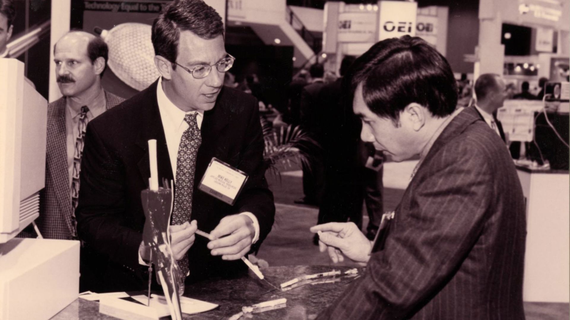 exhibitor-and-attendee-in-discussion.jpg