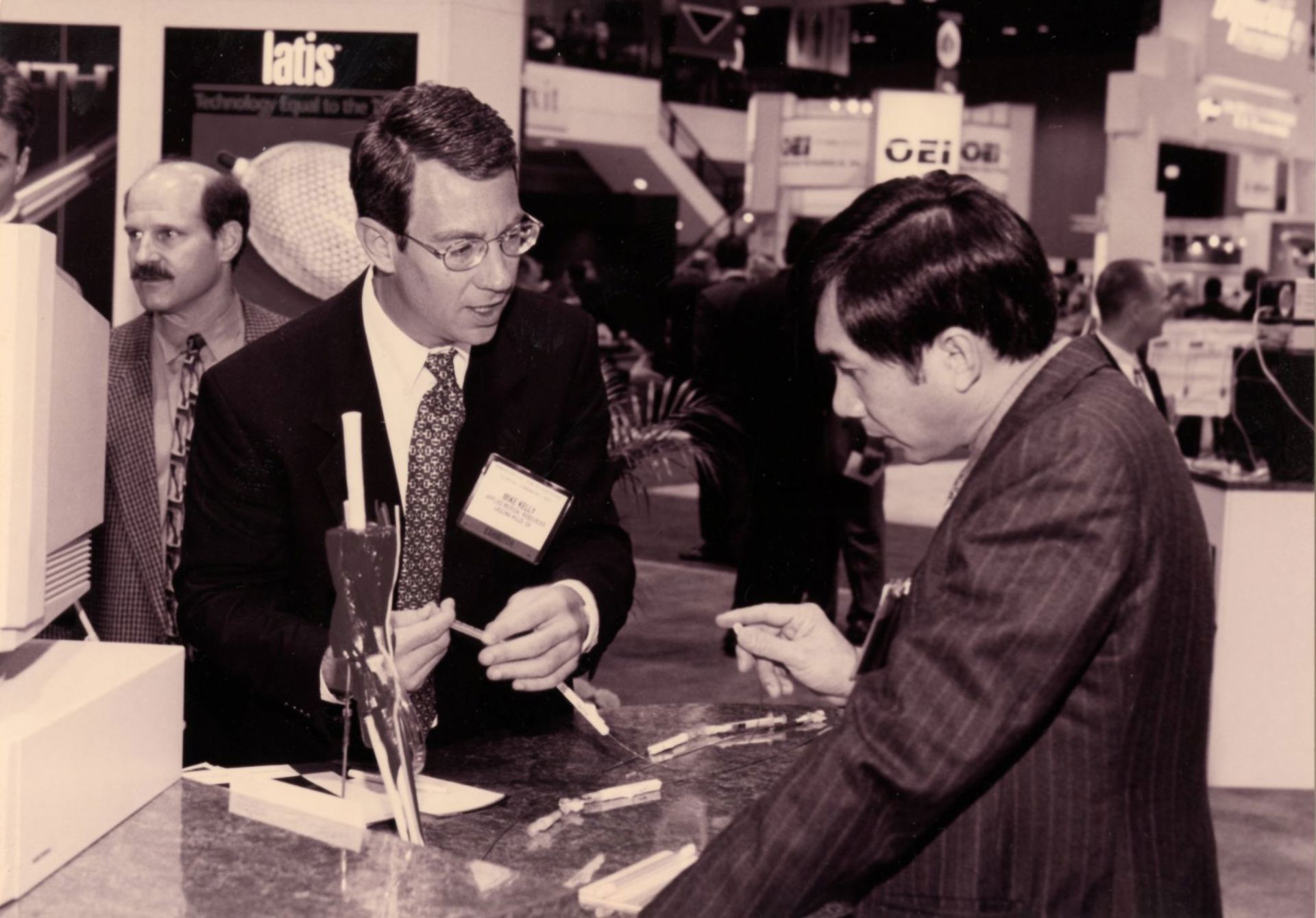 exhibitor-and-attendee-in-discussion.jpg
