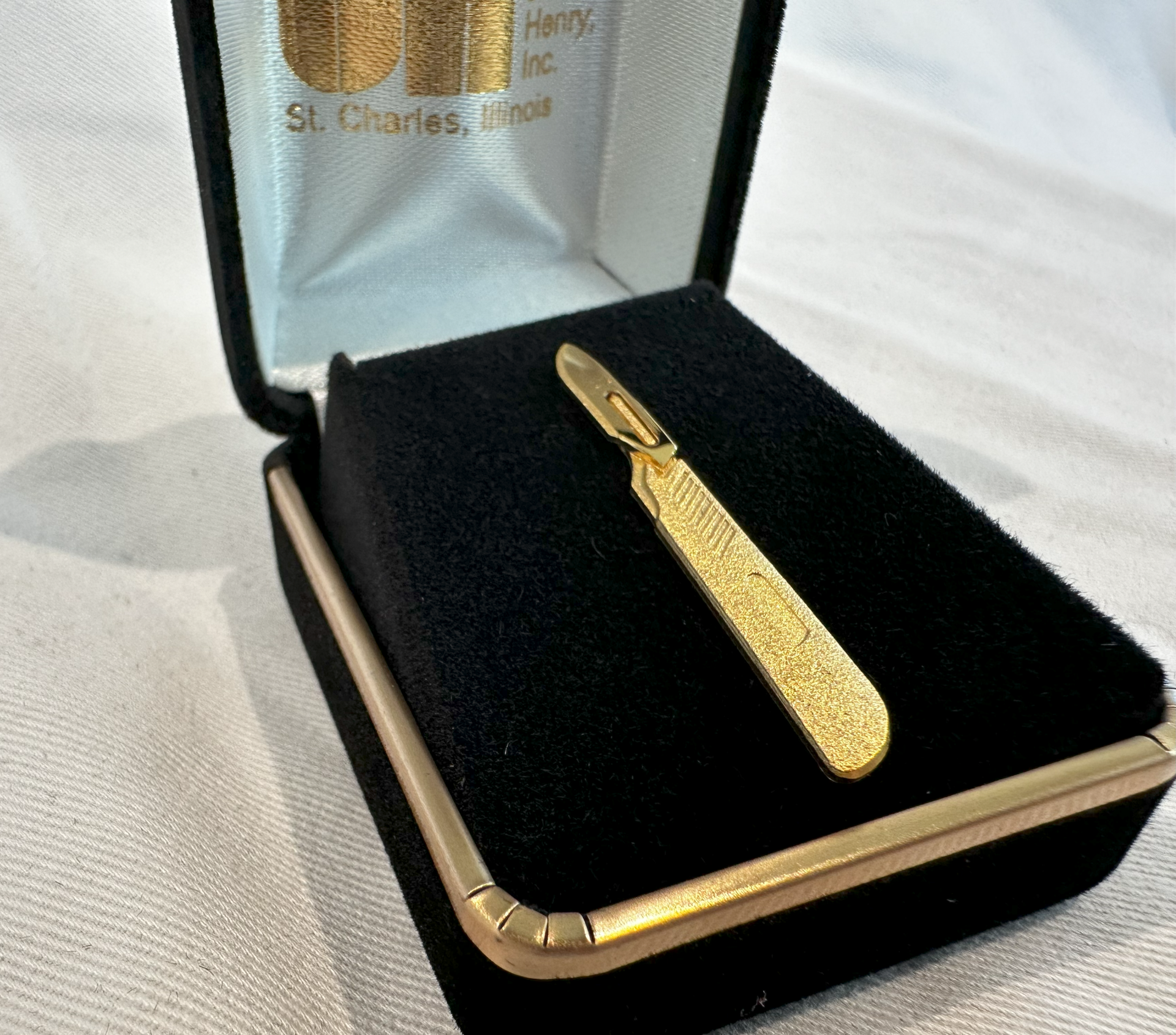 Gold scalpel (Donation of $10,000+)
