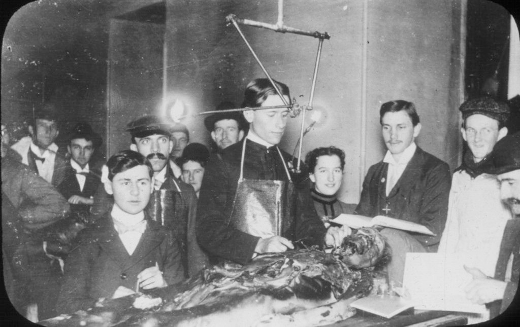 Grave Robbing, Cadaver Acquisition Evolve from Cemetery to Classroom | ACS